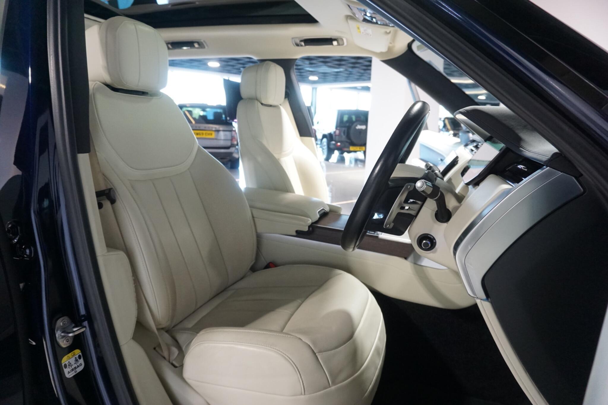 Land Rover Range Rover 3.0 D300 MHEV SE SUV 5dr Diesel Auto 4WD Euro 6 (s/s) (300 ps)
